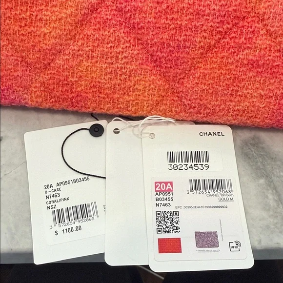 Authentic NEW CHANEL 19 Large Quilted Tweed O-Case in Coral/Pink - Picture 5 of 8